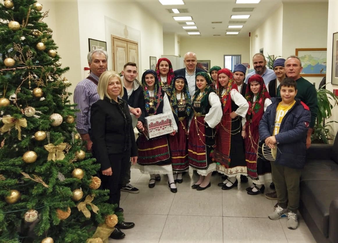 Φωτοστιγμιότυπα από τα κάλαντα θεσμικών