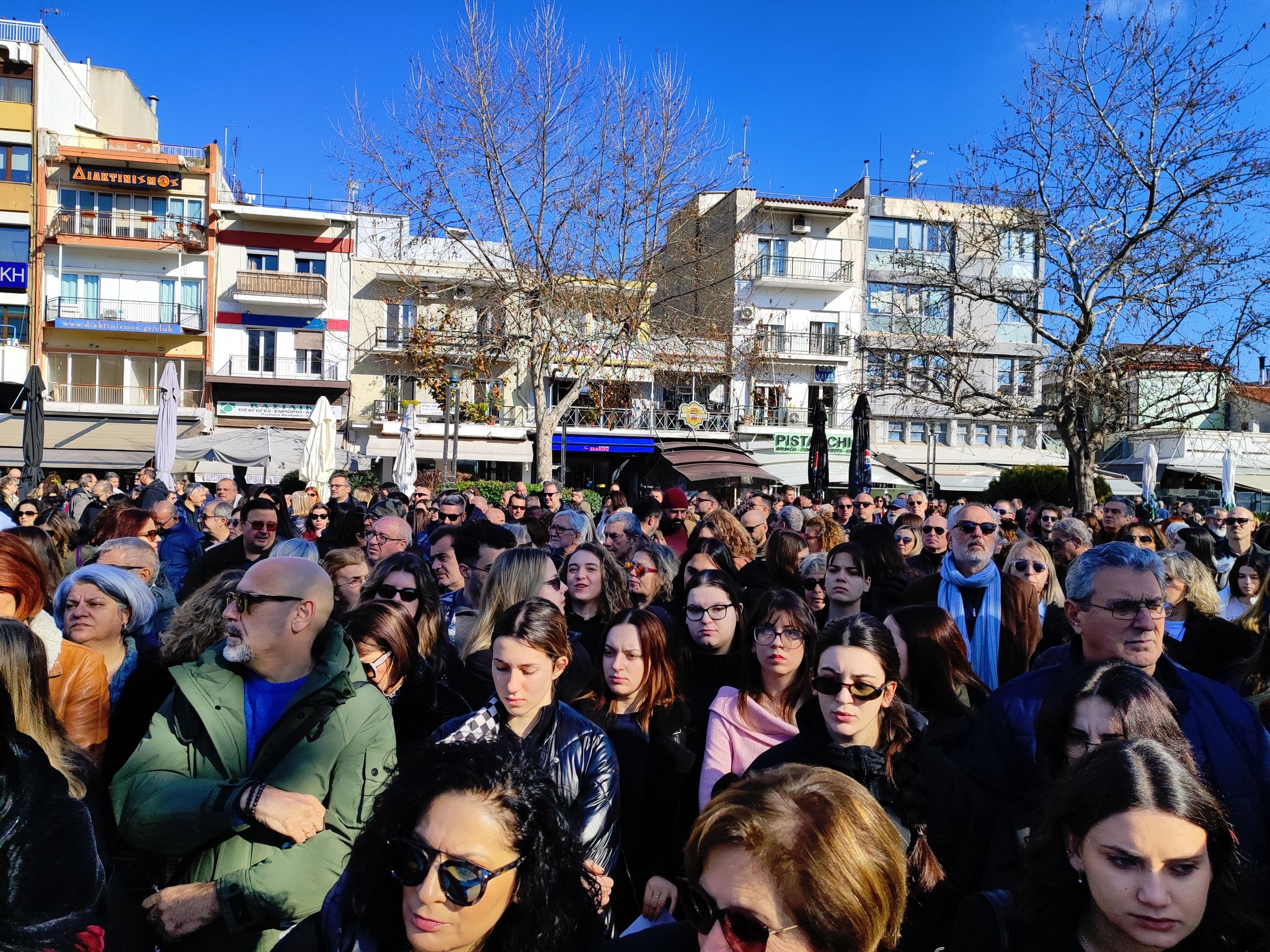 Βούλιαξε από κόσμο η Κομοτηνή στη διαμαρτυρία για το δυστύχημα των Τεμπών (video φωτο)