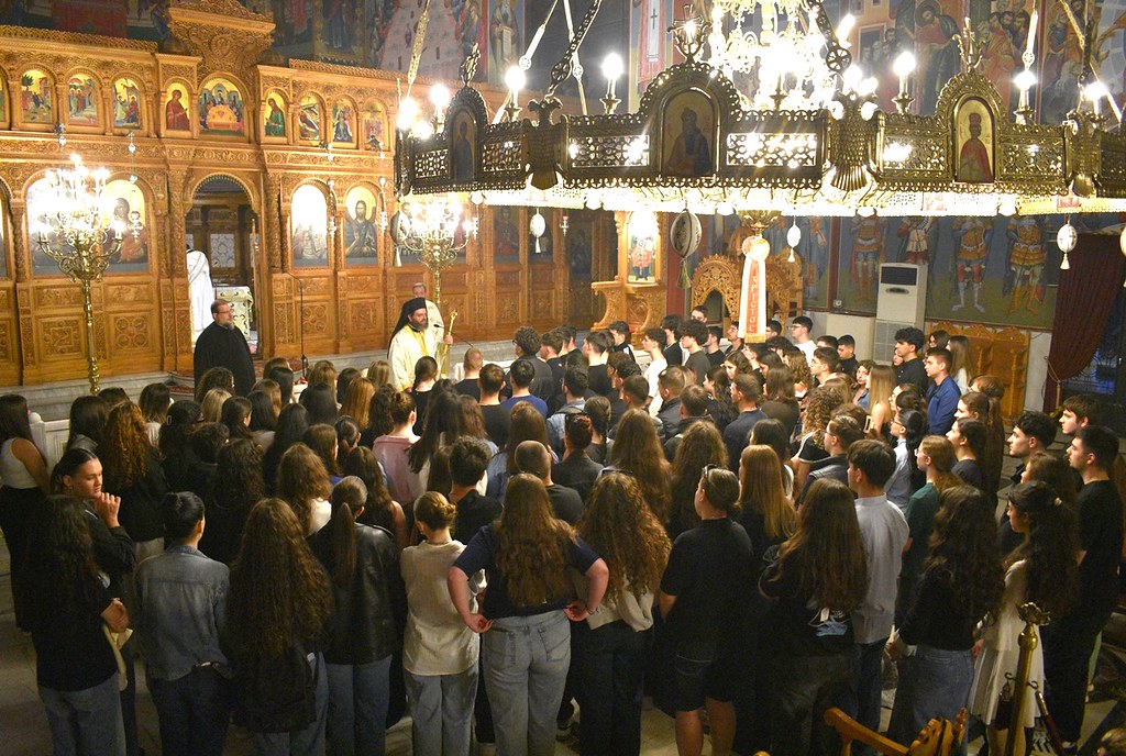 Θεία λειτουργία για τους υποψηφίους των Πανελλαδικών Εξετάσεων-Στυλό έδωσε ο Μητροπολίτης Παντελεήμων
