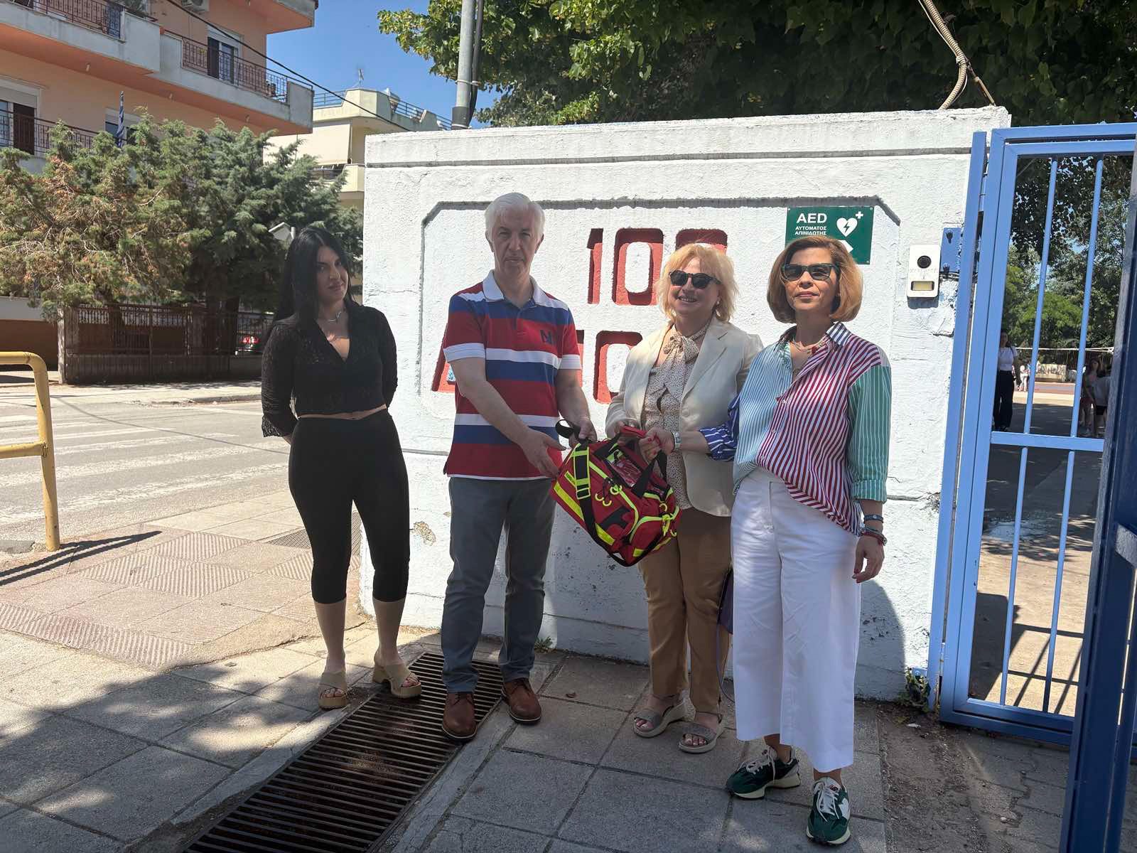 Εθελοντές Ερυθρού Σταυρού Κομοτηνής :δωρεά φαρμακείου Α Βοηθειών στο 10ο Δημοτικό Σχολείο και εκπαίδευση 20 νοσηλευτών και βοηθών δημοτικών σχολείων στη χρήση απινιδιστή