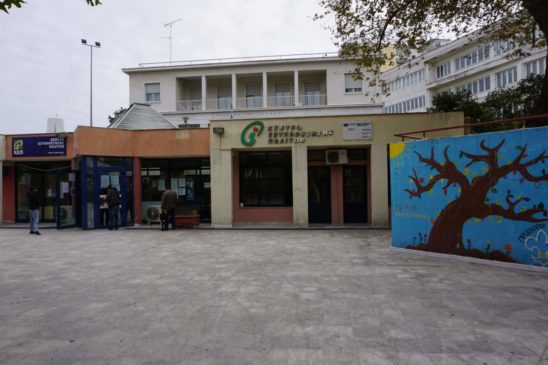 Αλλοδαπός κατέβασε και έκαψε την ελληνική σημαία στο κέντρο της Κομοτηνής