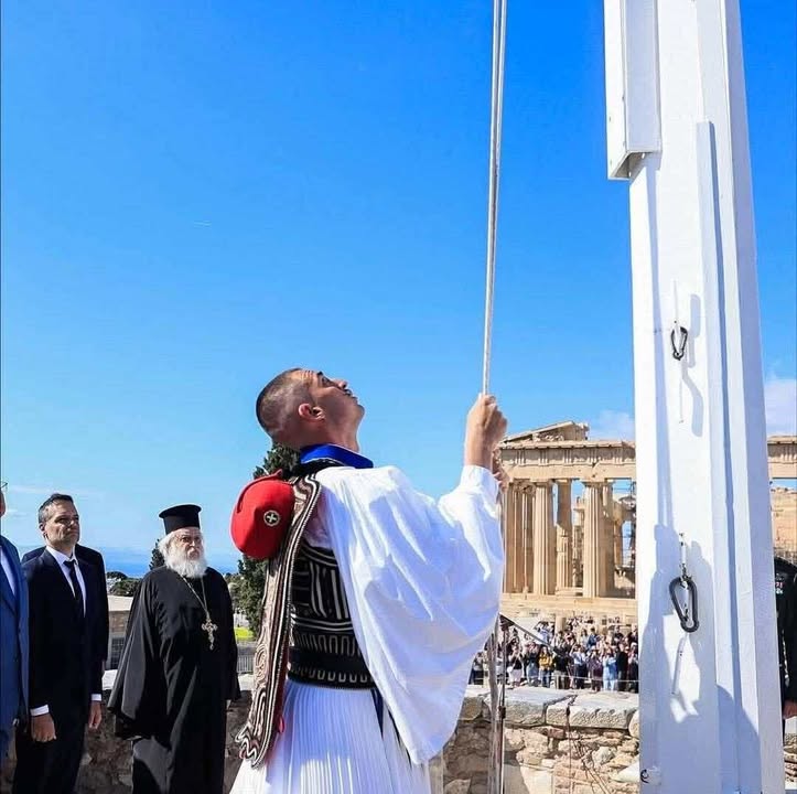 Ο Ξυλαγανιώτης Εύζωνας Κωνσταντίνος Μαυρίδης ύψωσε την ελληνική σημαία στην Ακρόπολη στην επέτειο των 81 χρόνων από την απελευθέρωση της Αθήνας από τους Γερμανούς