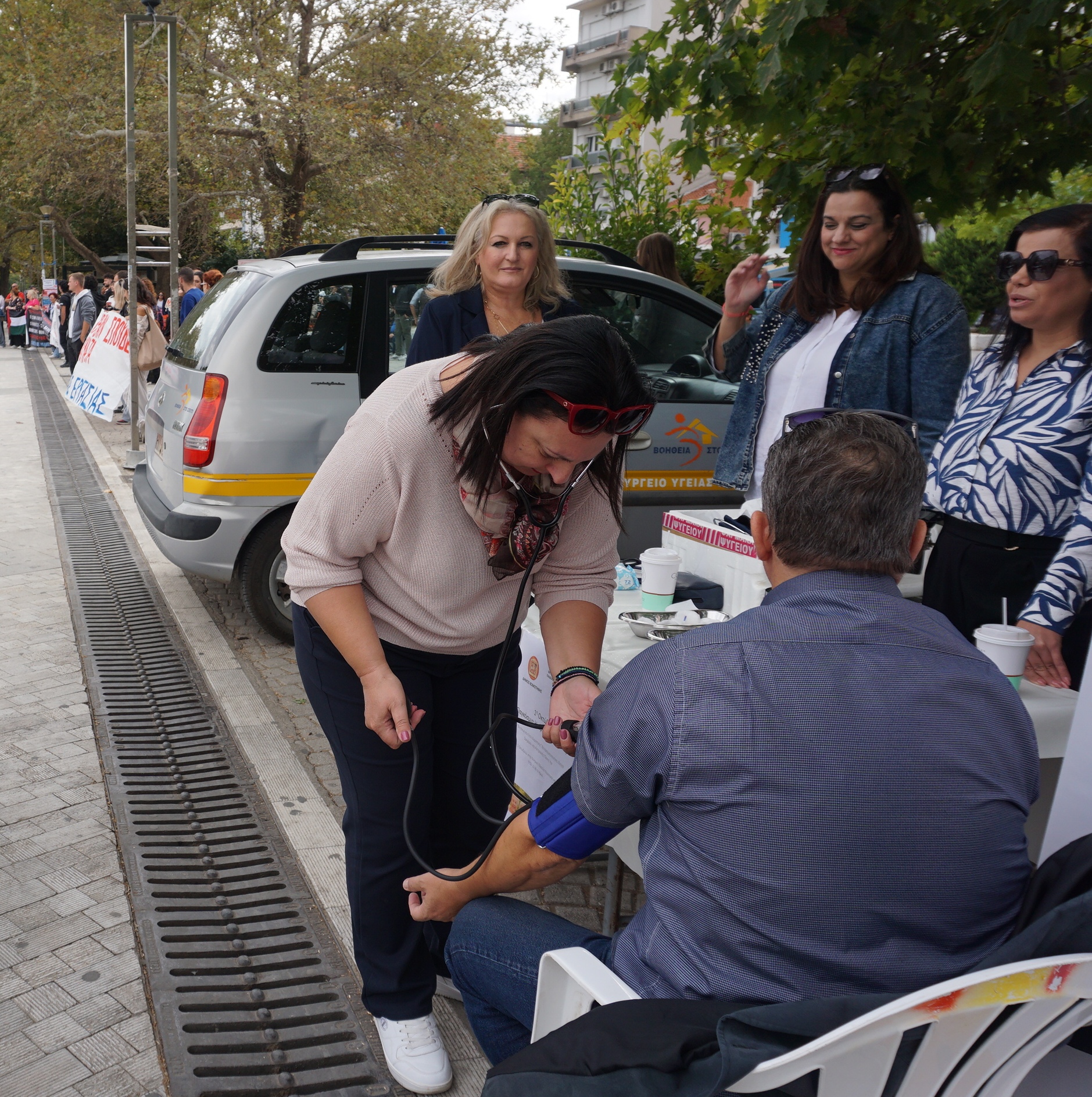 Μετρήσεις υγείας σε ηλικιωμένους στην πλατεία Κομοτηνής πραγματοποίησαν στελέχη του "Βοήθεια στο σπίτι" του Δήμου Κομοτηνής
