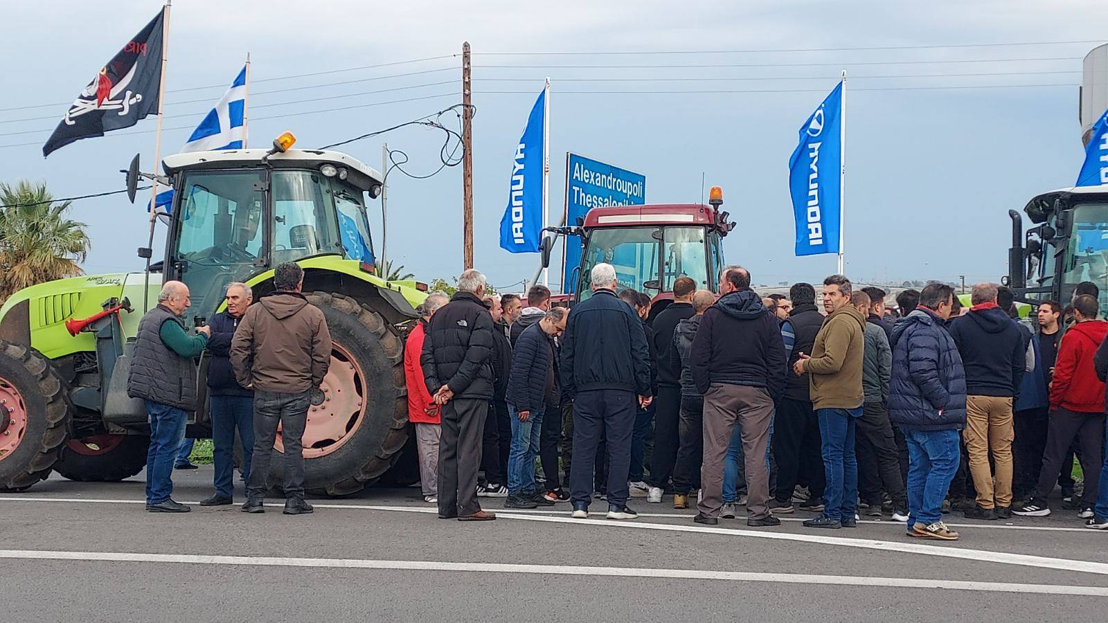 Μπλόκο αγροτών στο αεροδρόμιο της Αλεξανδρούπολης (φωτο)