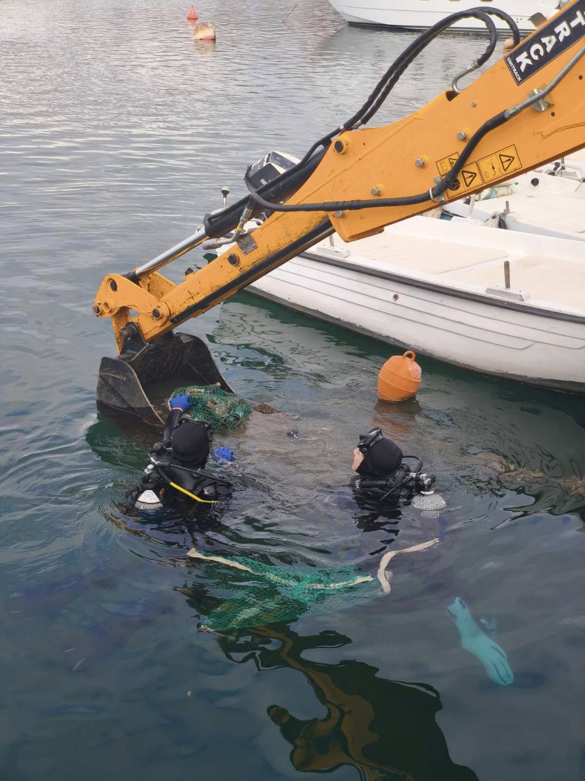Eθελοντικός καθαρισμός του λιμανιού του Αγίου Χαραλάμπους(φωτο)