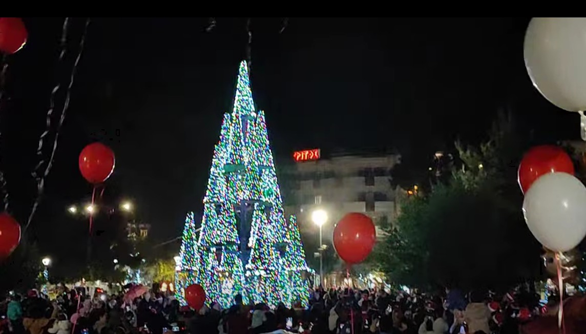 Άναψε το Χριστουγεννιάτικο δέντρο της Κομοτηνής(web tv)