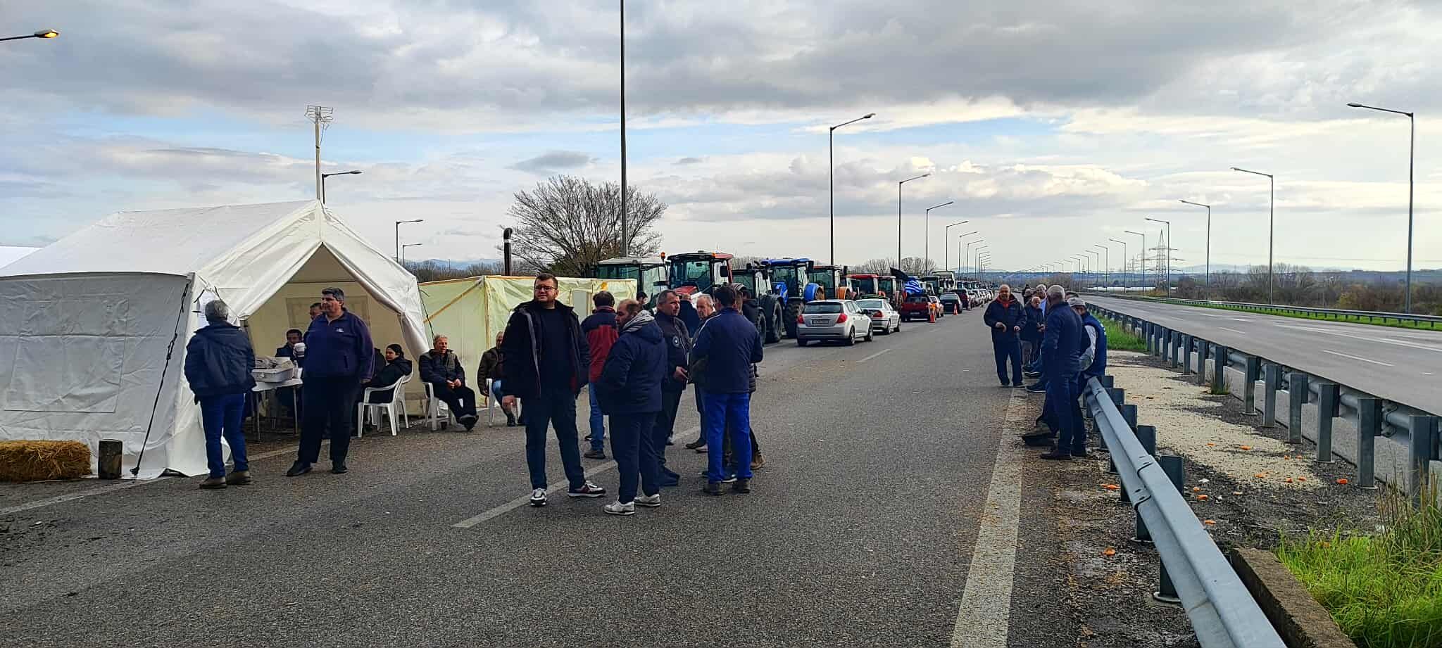Στρατός, Σώματα Ασφαλείας ,ασθενοφόρα ,μαθητικές εκδρομές και συμπολίτες σε ανάγκη περνάνε κανονικά από το αγροτικό μπλόκο Κομοτηνής  -Ανακοίνωση των αγροτών