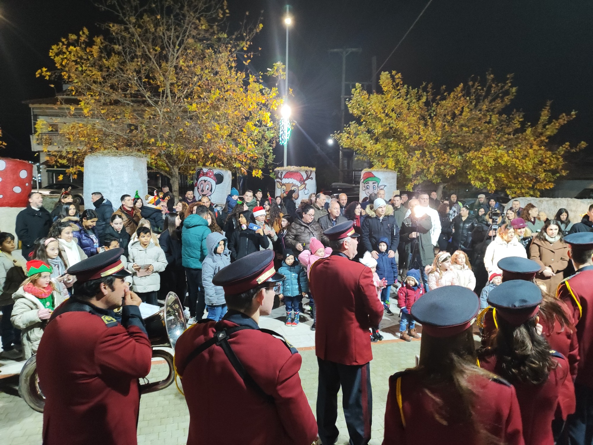 Άναψε το δέντρο στο Αχυρένιο Χωριό των Χριστουγέννων στο Θρυλόριο της Ροδόπης(web tv)