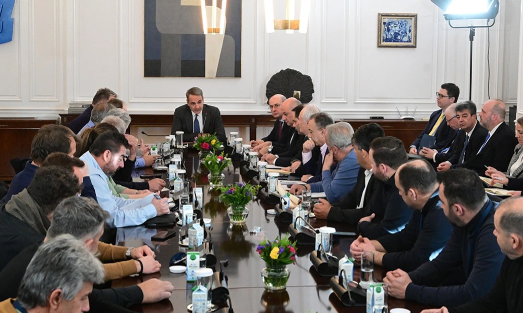 Ανακοινώσεις μέτρων για αφορολόγητο πετρέλαιο, ΕΛΓΑ, αγροτικό ρεύμα και προειδοποιήσεις σε "μία κομματική μειοψηφία που επιμένει σε κάποια μπλόκα" από τον  Πρωθυπουργό μετά τη συνάντηση με τους αγρότες