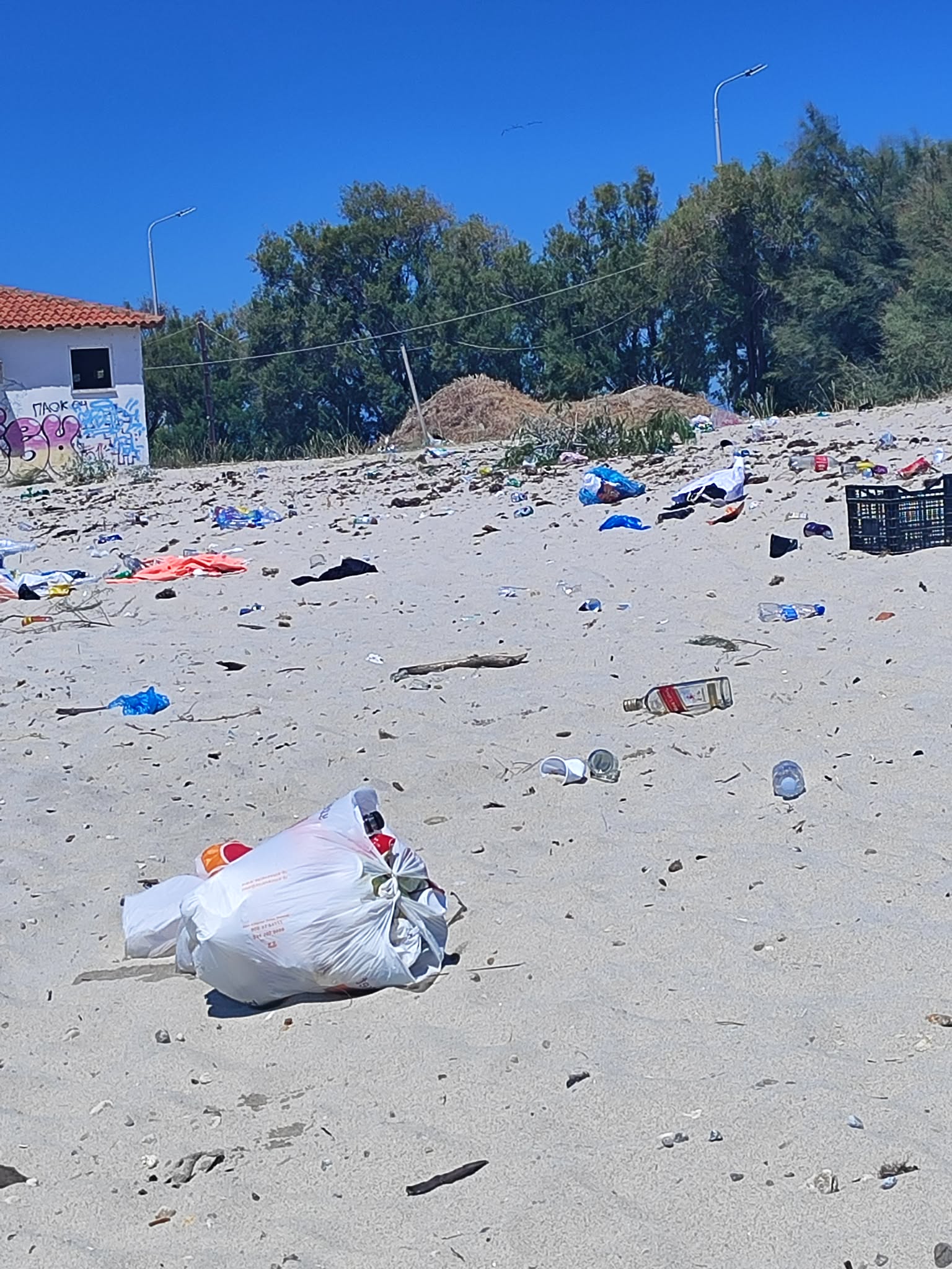 Αρωγή Ροδόπης :σκουπιδότοπος η παραλία την επομένη της Πανσελήνου