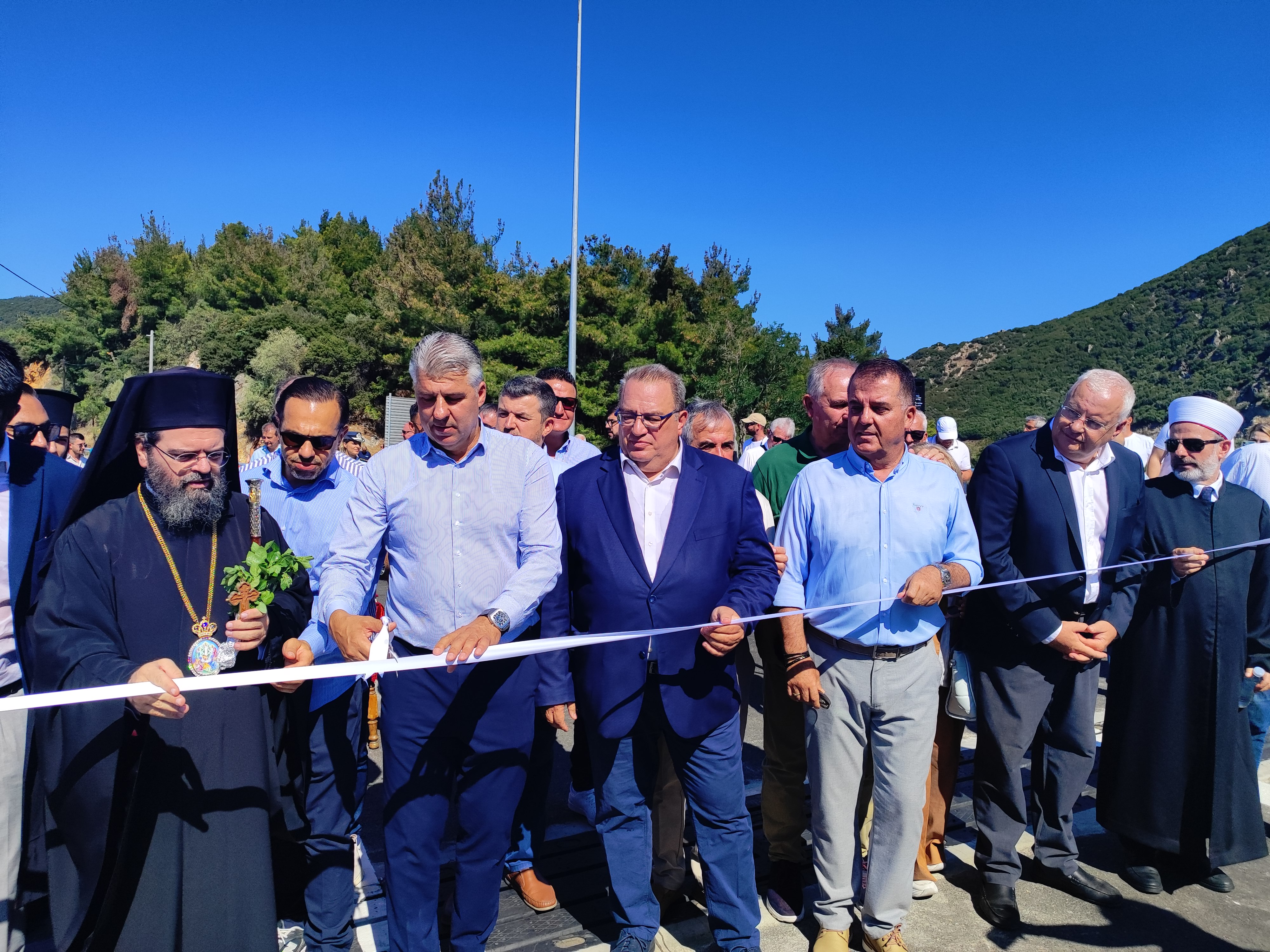 Μετά από 9 χρόνια εγκαιάστηκε σήμερα και δόθηκε στην κυκλοφορία η νέα γέφυρα του Κομψάτου αποκαθιστώντας έτσι την ασφαλή μετακίνηση στην Δυτική Ροδόπη